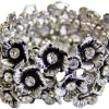 Armband mit Blüten und Strass