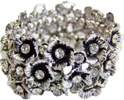 Armband mit Blüten und Strass