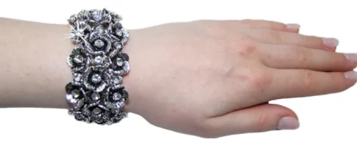 Armband mit Blüten und Strass