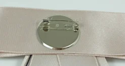 Brosche Barock Schleife mit Streifen und Schmuckstein - Taupe