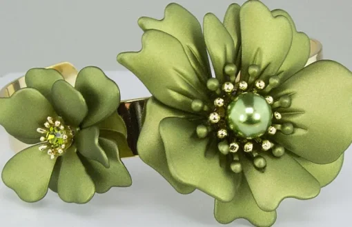 LUISIA® Armreif Armspange Nelia mit Blumen - 16 Karat vergoldet Olivgrün