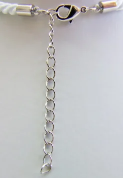 LUISIA Kordelkette Svea mit Herzanhänger und Glückskäfer - Weiß