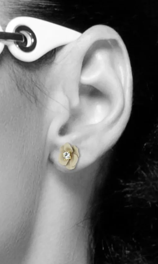 LUISIA® Ohrstecker Nelia mit Blumen - 16 Karat vergoldet Sand